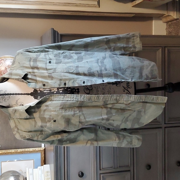 Old Navy Womens Large camo button up - Picture 1 of 4